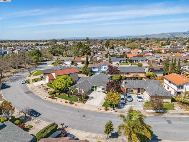 33537 Bardolph Cir, Fremont CA: https://media.crmls.org/mediaz/2456e42d-a901-4376-b36c-c8d1a2555f88.jpg
