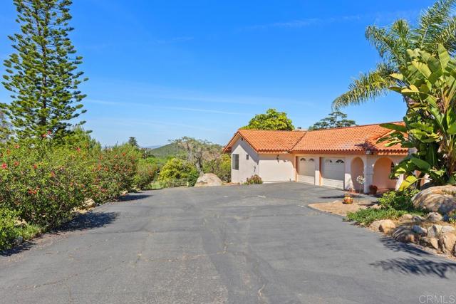 Detail Gallery Image 3 of 54 For 2394 Vista Grande, Vista,  CA 92084 - 3 Beds | 2/1 Baths