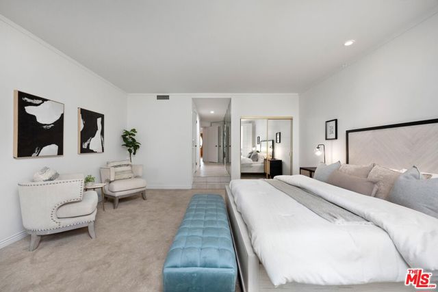 5333 Zelzah Avenue, Encino CA: https://media.crmls.org/mediaz/24579981-5b85-4271-99af-aab7847f1317.jpg
