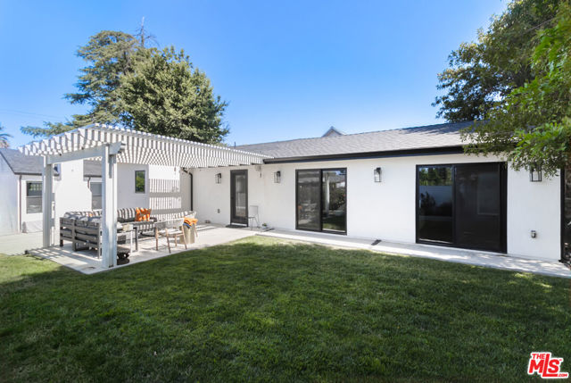 5433 Tampa Avenue, Tarzana CA: https://media.crmls.org/mediaz/2458ab97-3c60-411a-9695-18e7958cc968.jpg
