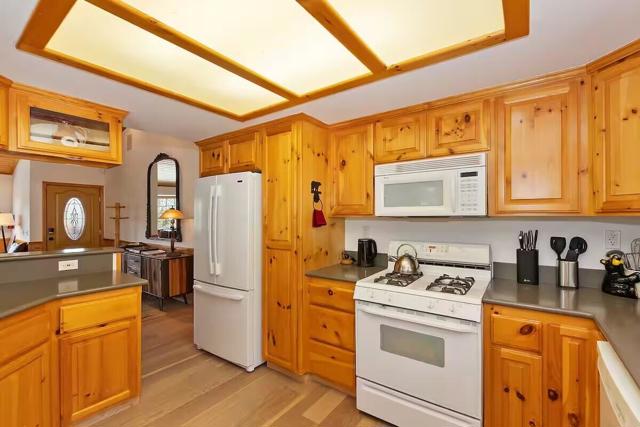 42369 Eagle Ridge Drive, Big Bear CA: https://media.crmls.org/mediaz/24599b98-03df-42ac-8953-b2631c5d39b5.jpg