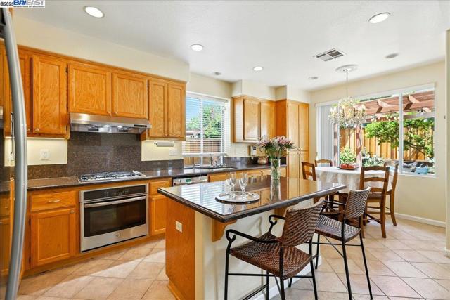 250 BRIDGEWATER RD, Hayward CA: https://media.crmls.org/mediaz/2459c112-dc85-44b8-b9cd-d549ebaf5599.jpg