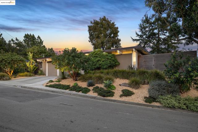 5345 Crown Ct, Castro Valley CA: https://media.crmls.org/mediaz/245acfd3-fdc9-49da-8eb9-76e58e75abac.jpg