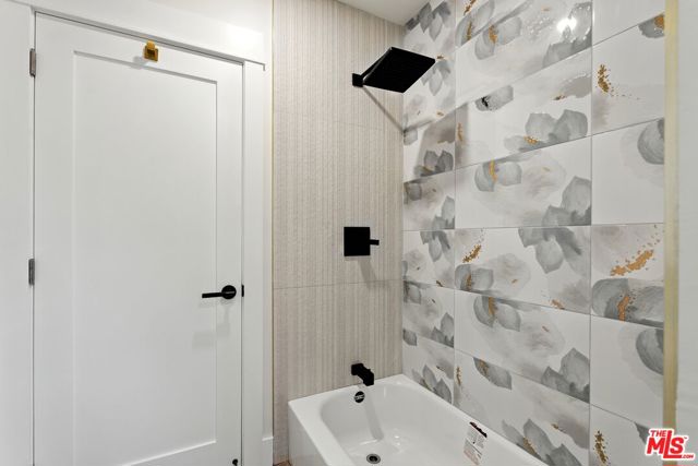 4340 2nd Avenue, Los Angeles CA: https://media.crmls.org/mediaz/245b4ced-346d-4eae-99de-46380fc10c70.jpg
