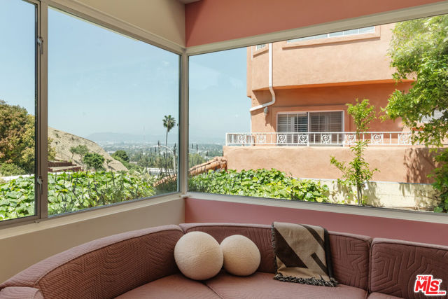 4220 Hillcrest Drive, Los Angeles CA: https://media.crmls.org/mediaz/245b7c1a-1f4e-4787-acf9-bc1519f3d35c.jpg
