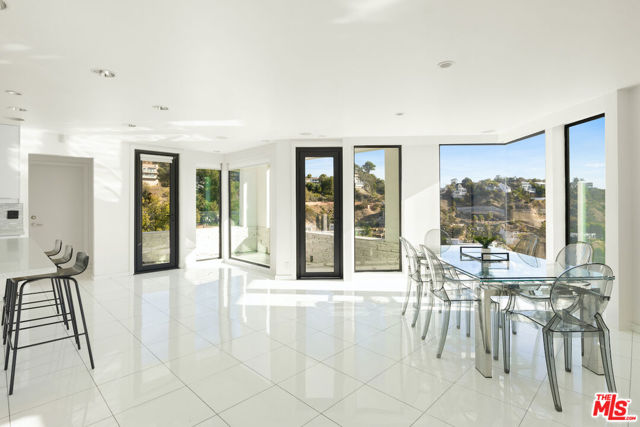 2231 Sunset Plaza Drive, Los Angeles CA: https://media.crmls.org/mediaz/245b954a-6004-42b0-953d-b8310c11929d.jpg