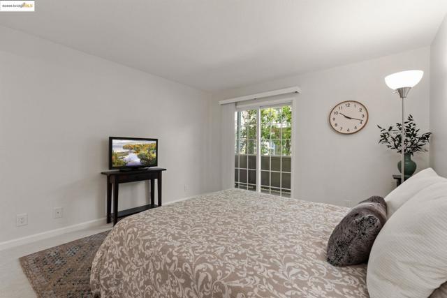 520 Canyon Oaks, Oakland CA: https://media.crmls.org/mediaz/245c96a3-a62c-4272-acd5-93c409acc7f4.jpg