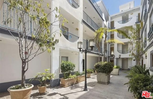 1621 Barry Avenue, Los Angeles CA: https://media.crmls.org/mediaz/245c96de-6a2c-4824-8f0e-28b901795ee7.jpg
