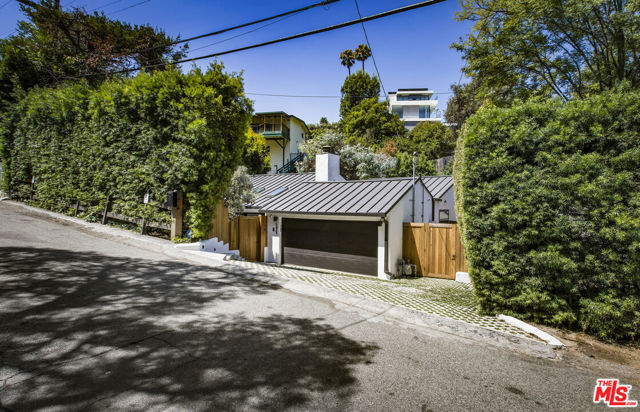 2425 Rinconia Drive, Los Angeles CA: https://media.crmls.org/mediaz/245d4d82-508b-457a-8aa7-7ea746773a47.jpg