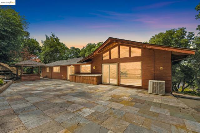 5201 Alhambra Valley Rd, Martinez CA: https://media.crmls.org/mediaz/245da05f-8cb9-4783-94ff-eed21987e66e.jpg