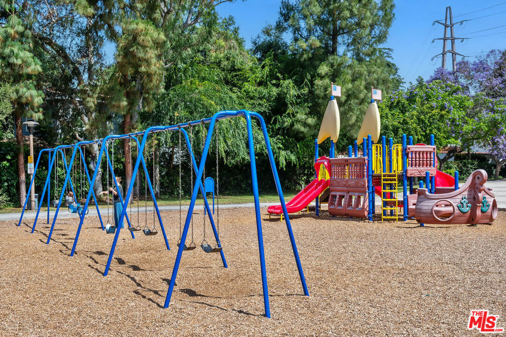 https://media.crmls.org/mediaz/245df105-83e7-486d-99d2-71ca934c484a.jpg?preset=X-Large
