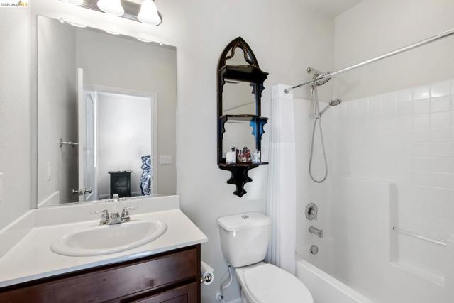 2469 Talaria Dr, Oakley CA: https://media.crmls.org/mediaz/245eb3e1-53cf-43b7-8eb3-e9ab7b1a2ead.jpg