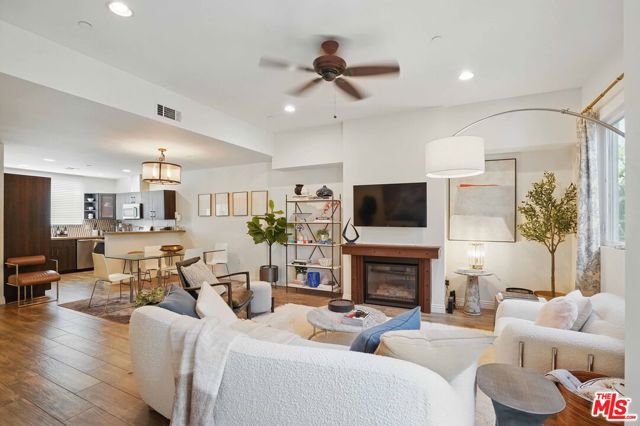 4541 Colfax Avenue, Studio City CA: https://media.crmls.org/mediaz/24601aab-41c7-4375-975b-134d14c040d1.jpg