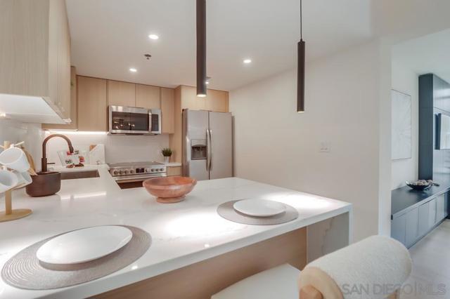 425 W W Beech St, San Diego CA: https://media.crmls.org/mediaz/24608508-fed8-4848-bf0f-eb061ca34d2c.jpg