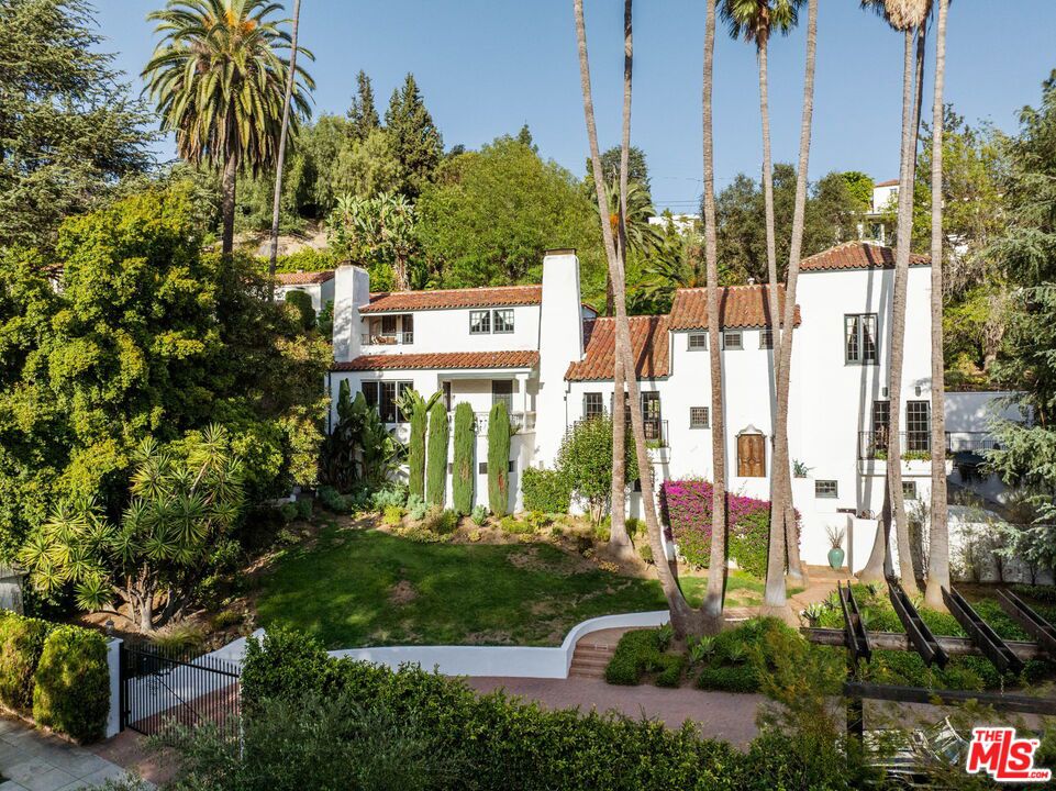 2556 Aberdeen Avenue — architectural residence