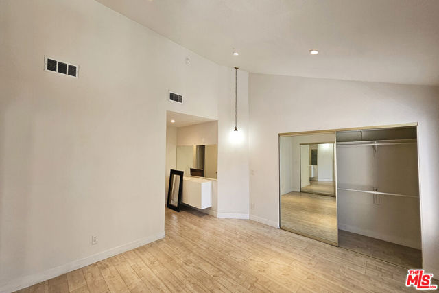 18130 Oxnard Street, Tarzana CA: https://media.crmls.org/mediaz/24611236-11e9-4b44-b798-2e7b34616160.jpg