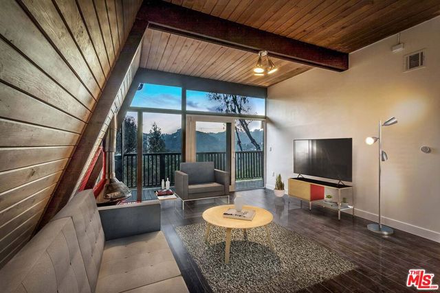 7912 Willow Glen Road, Los Angeles CA: https://media.crmls.org/mediaz/24624510-ccca-4973-a783-71d95d6f7f48.jpg