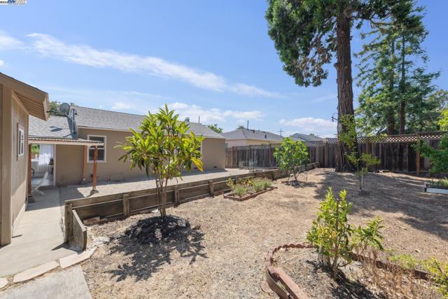 14886 Wake Ave, San Leandro CA: https://media.crmls.org/mediaz/24625a8c-9640-43f1-b180-2c2c6768ff92.jpg