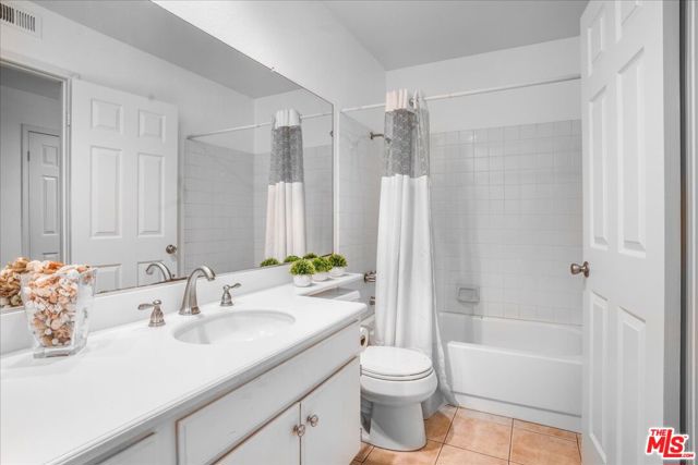 12084 London Grove Court, Moorpark CA: https://media.crmls.org/mediaz/24628b89-e3f7-43ae-9994-882c8a92d2f2.jpg