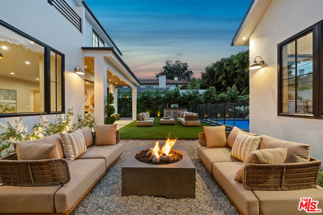 11317 Valley Spring Lane, Studio City CA: https://media.crmls.org/mediaz/2462a98e-d56f-4fbe-b540-17903e4e3530.jpg