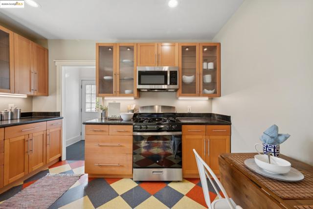 1193 64Th St, Oakland CA: https://media.crmls.org/mediaz/2462c639-d3c5-4e5e-8883-d29bcae550d7.jpg