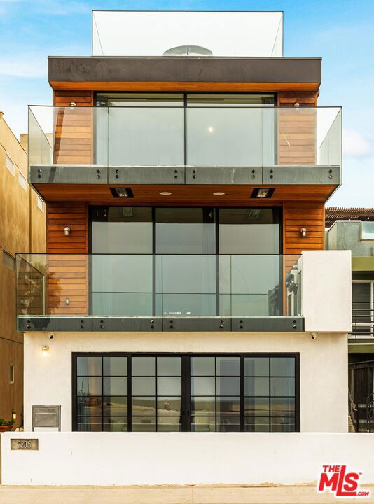 2205 Ocean Front Walk, Venice CA: https://media.crmls.org/mediaz/2464f0c2-af00-4bb3-a4bb-f656de49c873.jpg