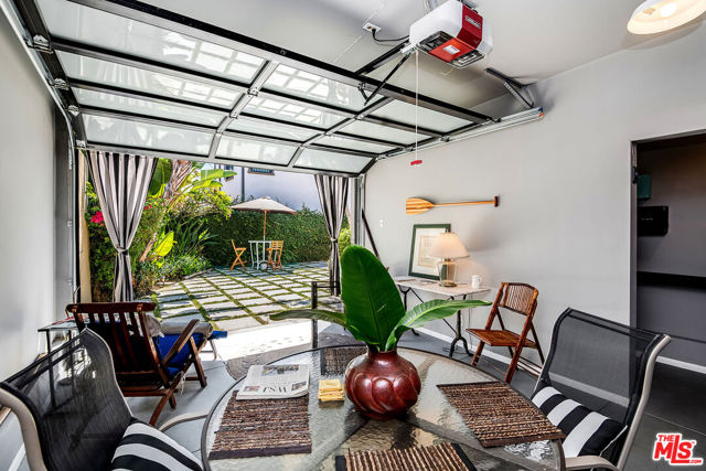 516 N Bronson Avenue, Los Angeles CA: https://media.crmls.org/mediaz/24661d9b-9253-432b-9dd4-aaf546e7ce87.jpg