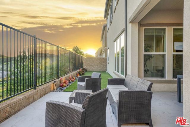 20818 W Bur Oak Circle, Porter Ranch CA: https://media.crmls.org/mediaz/24677185-96ed-4f7c-9675-b3ec1890b08e.jpg