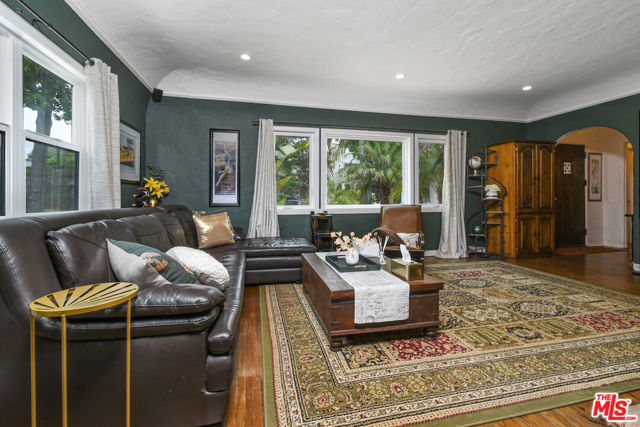 10344 Woodbridge Street, Toluca Lake CA: https://media.crmls.org/mediaz/2467d0c8-68ee-446a-84fa-9fa7604b384d.jpg