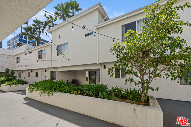 1540 N Bronson Avenue, Los Angeles CA: https://media.crmls.org/mediaz/2468823b-9a24-40e8-b228-e31ca487e64a.jpg