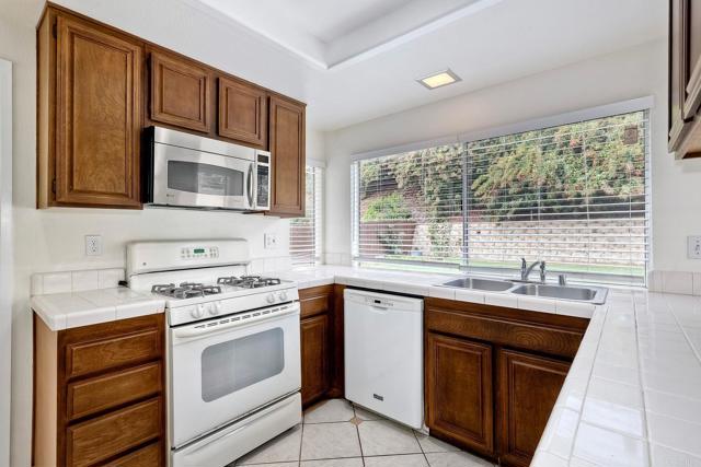 169 Camino Entrada, Chula Vista CA: https://media.crmls.org/mediaz/24697d0b-a8fc-4713-b7dc-cbf8fce8c24e.jpg