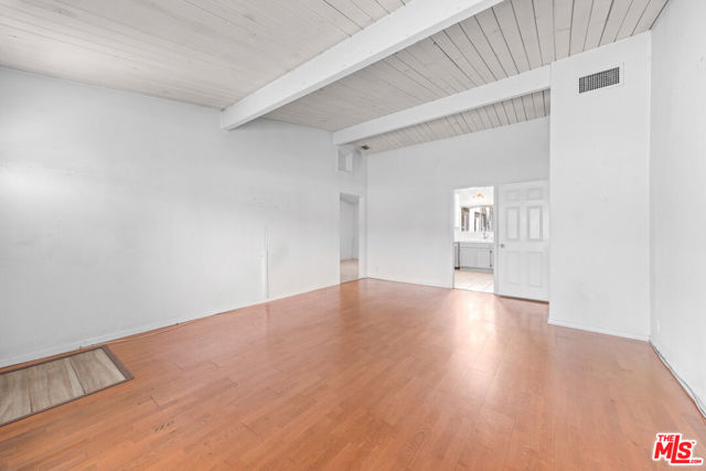 22027 Viscanio Road, Woodland Hills CA: https://media.crmls.org/mediaz/2469d7ef-3174-4611-907f-06a7c4932718.jpg
