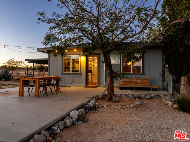 2724 Stonehill Avenue, Joshua Tree CA: https://media.crmls.org/mediaz/246a4c92-e2c6-4569-ba28-9d6b02f3fad7.jpg