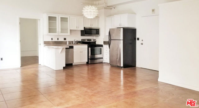 215 W 7th Street, Los Angeles CA: https://media.crmls.org/mediaz/246a7264-7037-4ec9-baac-9b806d788934.jpg