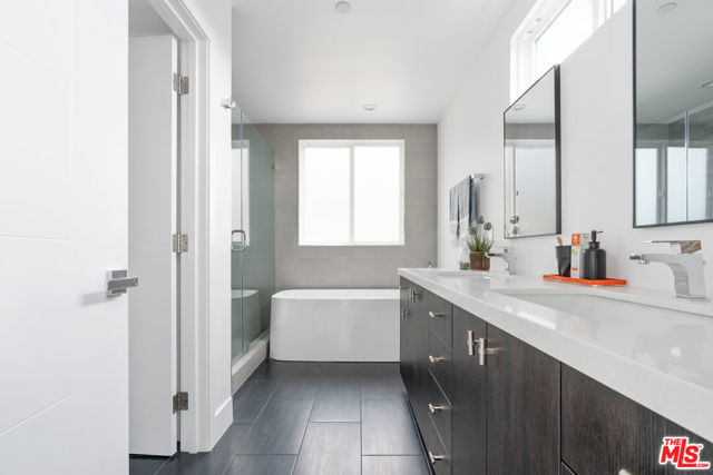 2514 Berkeley Avenue, Los Angeles CA: https://media.crmls.org/mediaz/246aca69-6063-44b6-bc5f-77f2d9e2b052.jpg