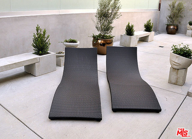 1418 N Poinsettia Place, Los Angeles CA: https://media.crmls.org/mediaz/246ae3f8-4319-48c1-a37e-7f3b440a1ac4.jpg