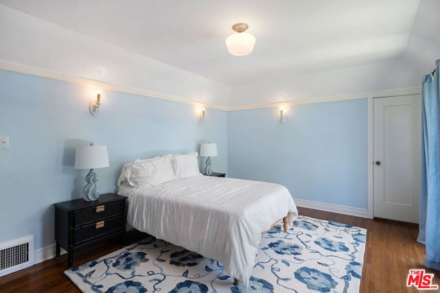 504 24Th Street, Santa Monica CA: https://media.crmls.org/mediaz/246bbf1c-35d4-402b-9ec7-da5109067b66.jpg