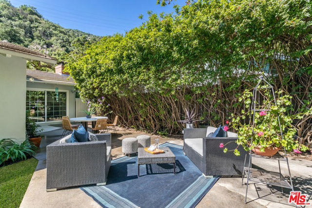 3634 Mandeville Canyon Road, Los Angeles CA: https://media.crmls.org/mediaz/246bc692-c2f9-4b0f-a8e3-69dece4a0d18.jpg