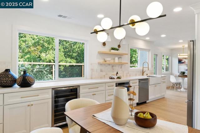 374 James Bowie Ct, Alamo CA: https://media.crmls.org/mediaz/246cf65f-d84c-4e54-b79a-630eb2ecefcc.jpg