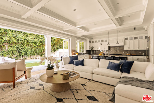 15123 Camarillo Street photo 6