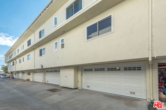 13234 Fiji Way, Marina del Rey CA: https://media.crmls.org/mediaz/246f50c0-92b3-4bf9-8422-ad3019dbc907.jpg