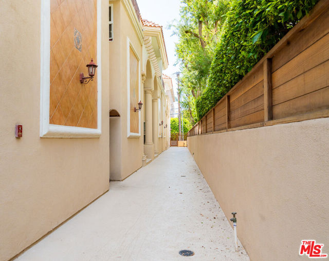 844 3rd Street, Santa Monica CA: https://media.crmls.org/mediaz/246fc7fc-5815-4211-b658-d635fbad889b.jpg