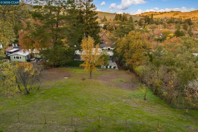 3337 S Lucille Ln, Lafayette CA: https://media.crmls.org/mediaz/24700c9f-172c-402b-a33b-2b3f9e0b33b8.jpg