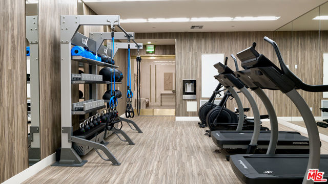 425 N Palm Drive, Beverly Hills CA: https://media.crmls.org/mediaz/247024b1-8702-4651-b34d-d779b6371b1d.jpg