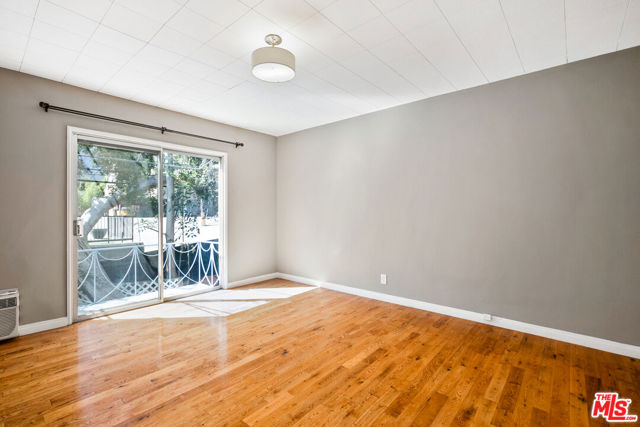 1323 N OLIVE Drive, West Hollywood CA: https://media.crmls.org/mediaz/24707a87-783d-46d4-91b1-088b977a6351.jpg
