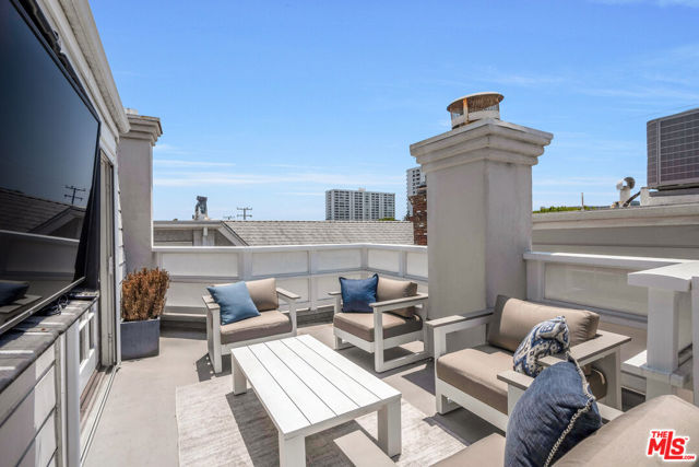2622 2nd Street, Santa Monica CA: https://media.crmls.org/mediaz/24709a10-699d-43d6-a663-6d86a1dc01b3.jpg