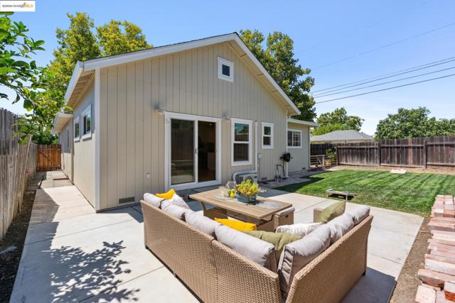 1865 Overhill Rd, Concord CA: https://media.crmls.org/mediaz/2471163d-754b-459e-8baf-2a9aaa17922c.jpg