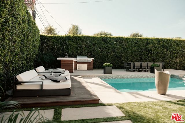 4049 Coldwater Canyon Avenue, Studio City CA: https://media.crmls.org/mediaz/247277c9-35b0-45a6-8741-891998ff0e69.jpg