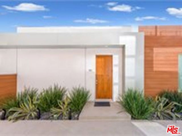 18223 Coastline Drive, Pacific Palisades CA: https://media.crmls.org/mediaz/2472c4d8-4c69-4f59-bc94-0ad479efe405.jpg