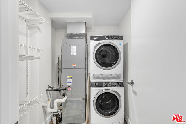 901 S Flower Street, Los Angeles CA: https://media.crmls.org/mediaz/24733045-e929-4fb6-9bab-0500b7c60e79.jpg